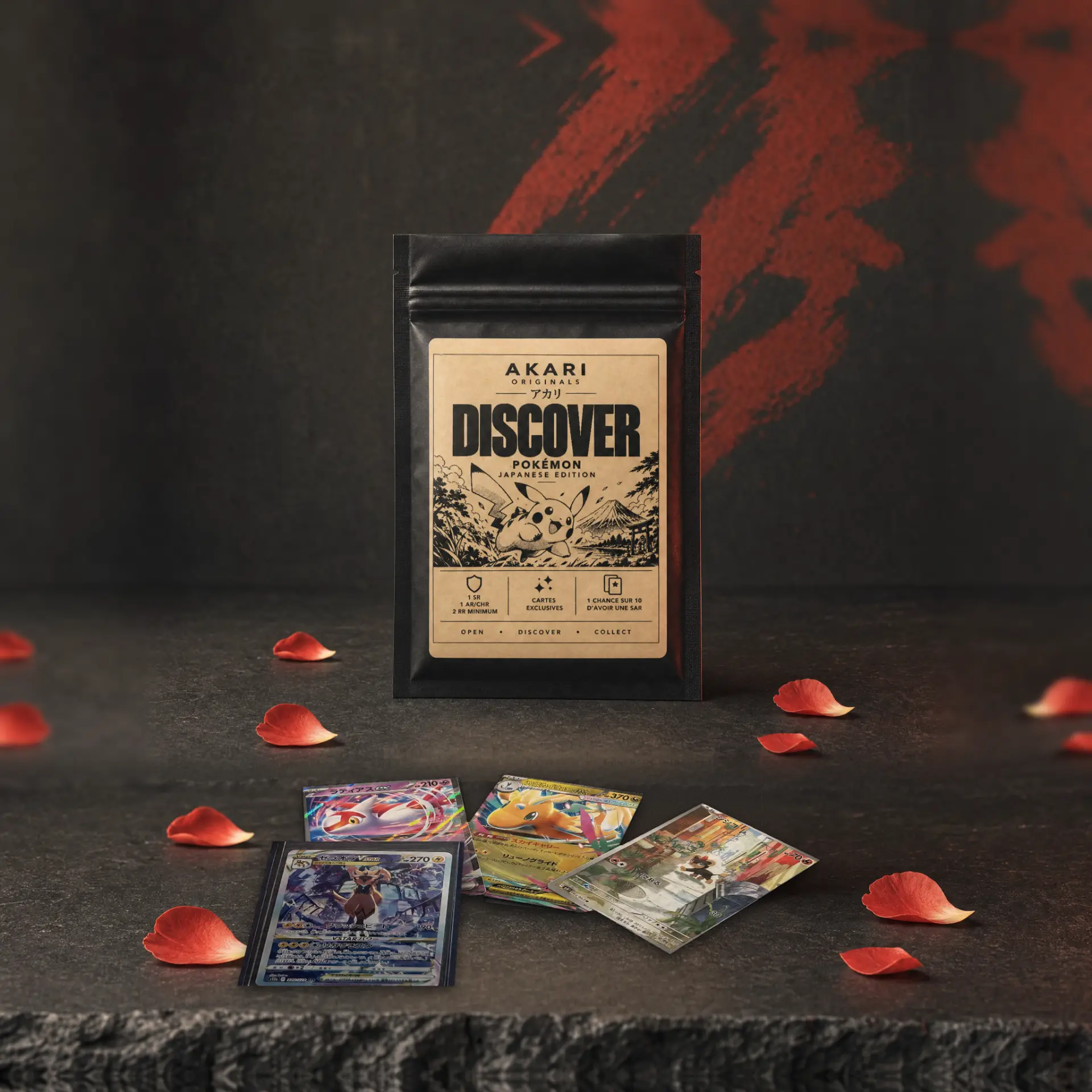 Sachet Akari Discover Pokémon devant un tracé de pinceau rouge, quatre cartes japonaises en éventail (Zeraora VSTAR, Latias ex, Dracolosse ex, Queulorior illustration) et pétales rouges sur pierre sombre