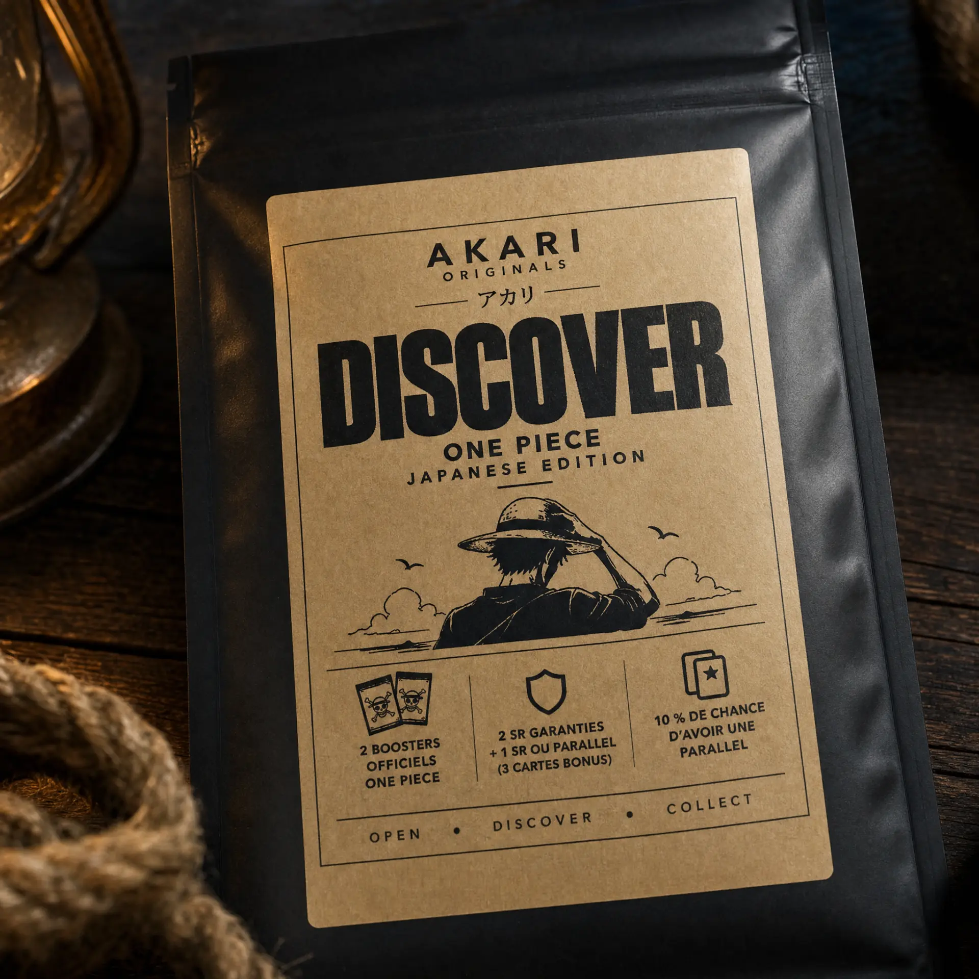 Gros plan sur l'étiquette kraft Akari Discover One Piece : 2 boosters officiels, 2 SR garanties + 1 SR ou Parallel, 10 % de chance de Parallel