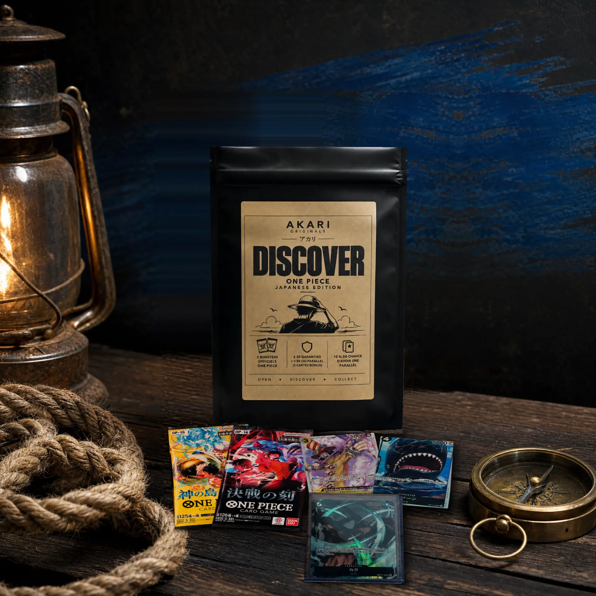 Sachet Akari Discover One Piece devant une lanterne allumée, une corde et une boussole en laiton : deux boosters officiels japonais et trois cartes (Charlotte Perospero, Requin Mégalo, Kaku en étui rigide) sur table en bois